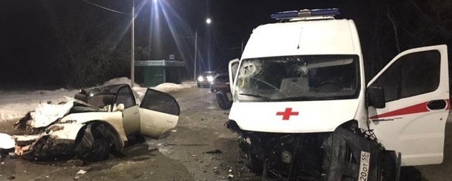 В Омске водитель Toyota Corolla врезался в «скорую» и погиб